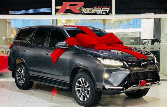 TOYOTA HILUX SW4 2.8 D-4D TURBO DIESEL DIAMOND 7L 4X4 AUTOMÁTICO